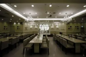 크리스탈 샹들리에가 빛나는 클래식 레스토랑 BENESTAR